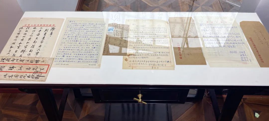  此此次展览还展出谢老与部分友人的信札。本次展于2023年1月18日结束，免费对外开放，欢迎大家参观指导！(图24)