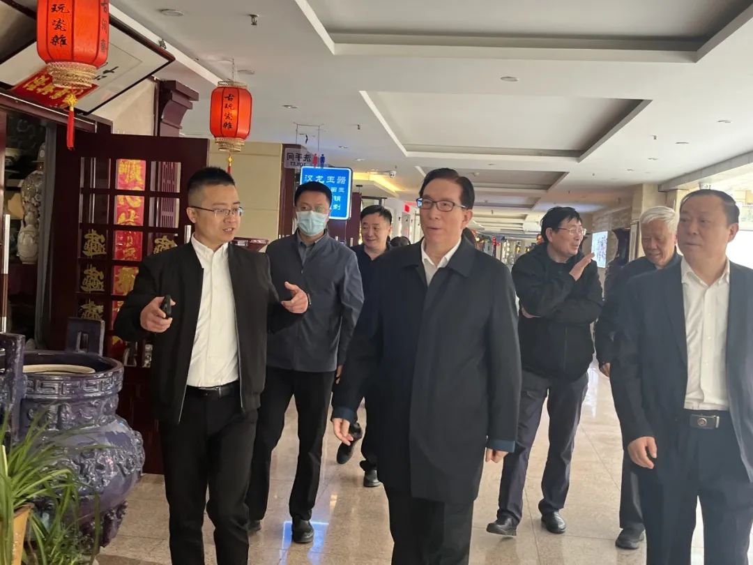 中华炎黄文化研究会会长李玉赋到郑州天下收藏文化街调研(图1)