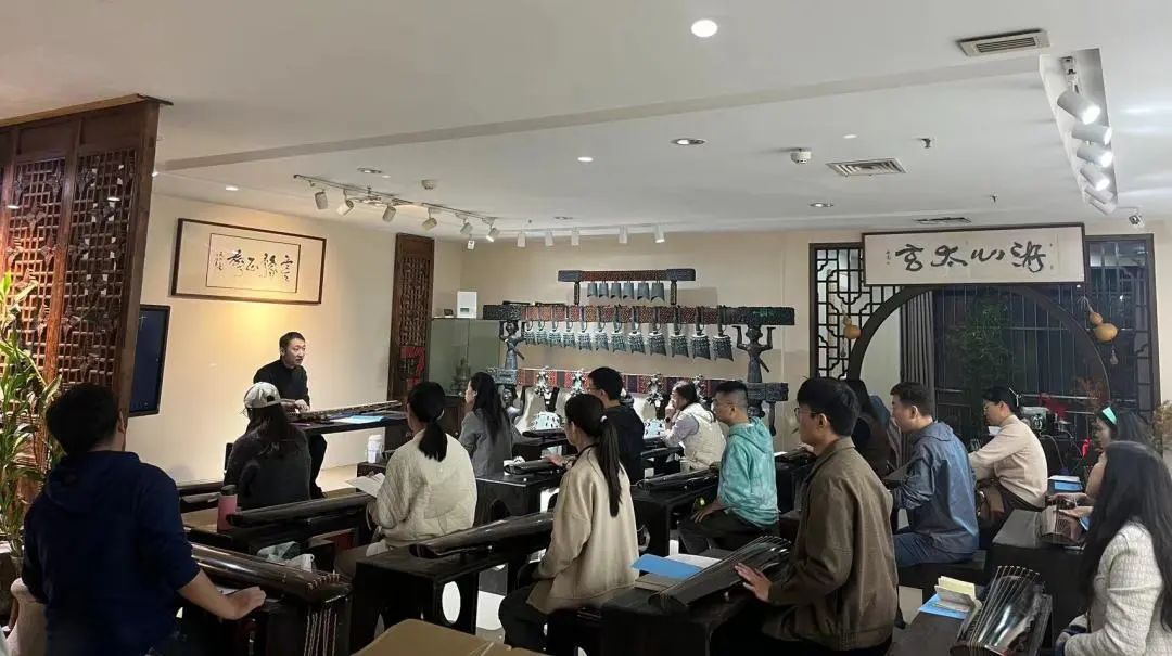 藏·新闻 | 闪闪“星光”，解锁新“夜”态——郑州“星光”市民艺术夜校天下收藏文化街教学点开课(图1)