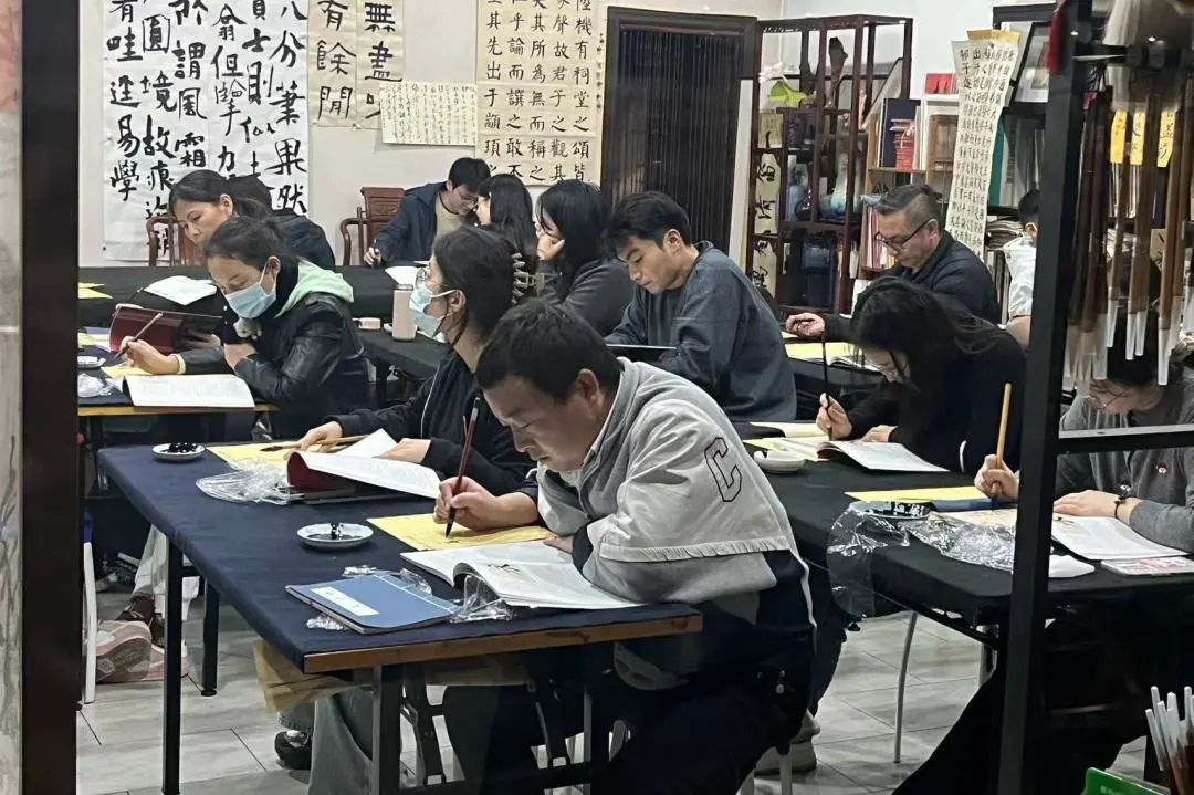 藏·新闻 | 闪闪“星光”，解锁新“夜”态——郑州“星光”市民艺术夜校天下收藏文化街教学点开课(图3)