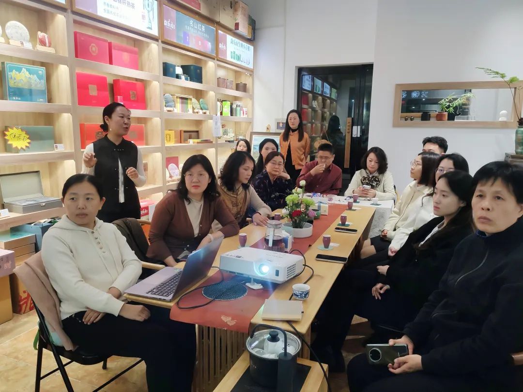 藏·新闻 | 闪闪“星光”，解锁新“夜”态——郑州“星光”市民艺术夜校天下收藏文化街教学点开课(图6)