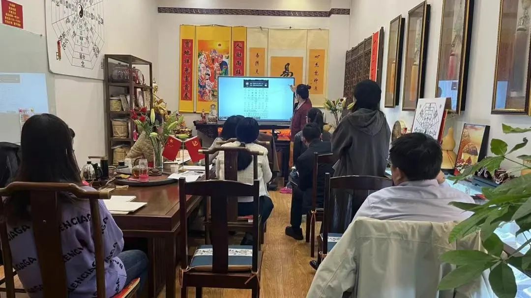 藏·新闻 | 闪闪“星光”，解锁新“夜”态——郑州“星光”市民艺术夜校天下收藏文化街教学点开课(图5)