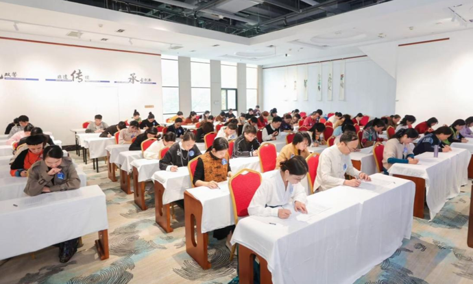 郑州市第十届职业技能竞赛保健服务行业暨首届芳香保健师大赛在天下收藏文化街成功举办(图2)