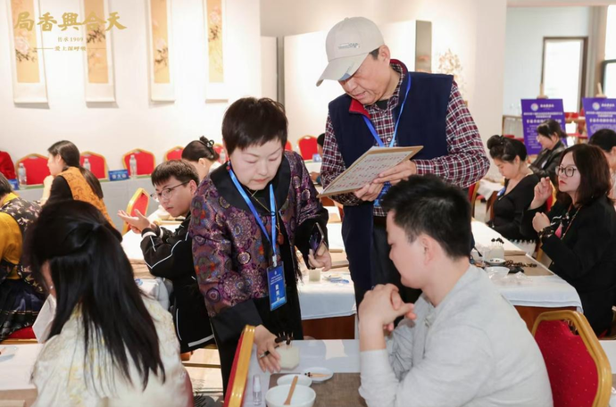 郑州市第十届职业技能竞赛保健服务行业暨首届芳香保健师大赛在天下收藏文化街成功举办(图3)
