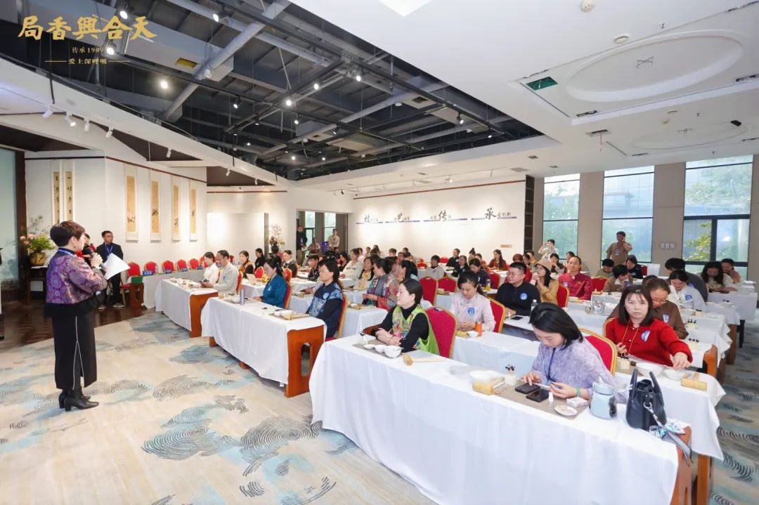 郑州市第十届职业技能竞赛保健服务行业暨首届芳香保健师大赛在天下收藏文化街成功举办(图5)