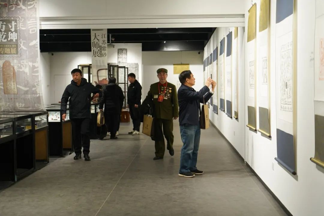 河南省收藏家协会三十周年收藏成果展暨2025年年会在郑州天下收藏文化街成功举办(图1)