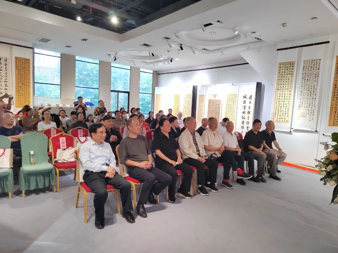 河南省盘古书画研究院第二届师生书法展今日开幕，翰墨飘香迎宾客！(图2)