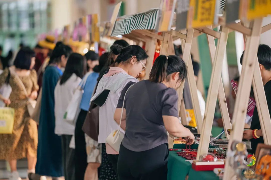 天下收藏文化街携手华巨臣：打造非遗文创展示区(图7)