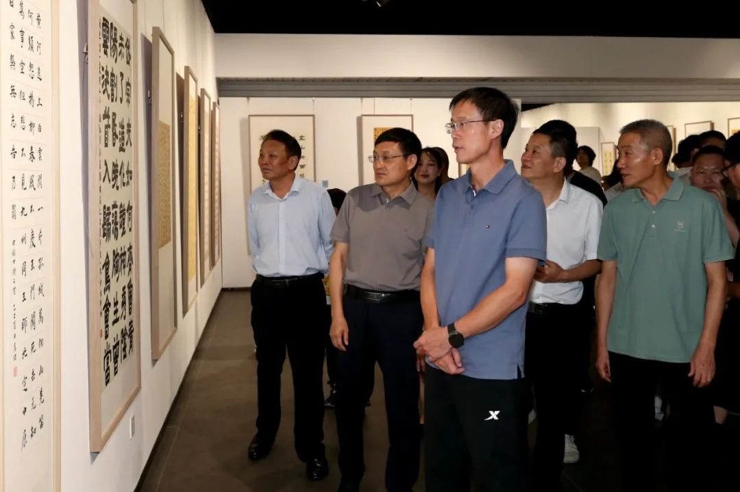 “笔开龙文·墨染华章”首届青少年汉字书写大会颁奖仪式暨优秀作品展在郑州天下收藏举行(图2)