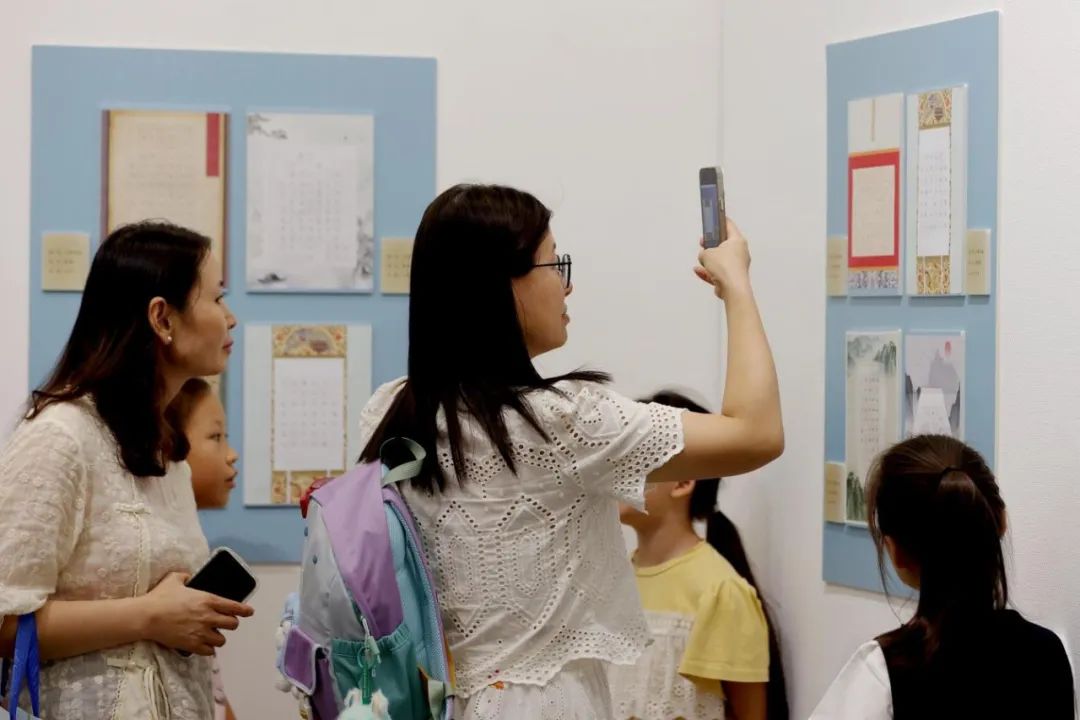 “笔开龙文·墨染华章”首届青少年汉字书写大会颁奖仪式暨优秀作品展在郑州天下收藏举行(图3)