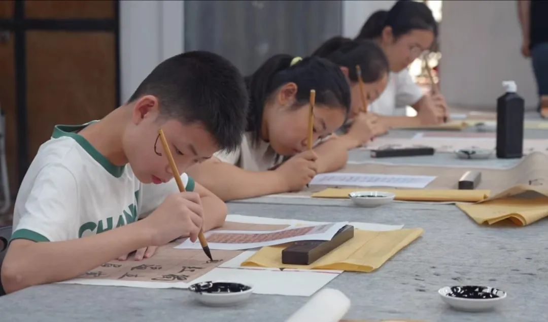 “笔开龙文·墨染华章”首届青少年汉字书写大会颁奖仪式暨优秀作品展在郑州天下收藏举行(图5)