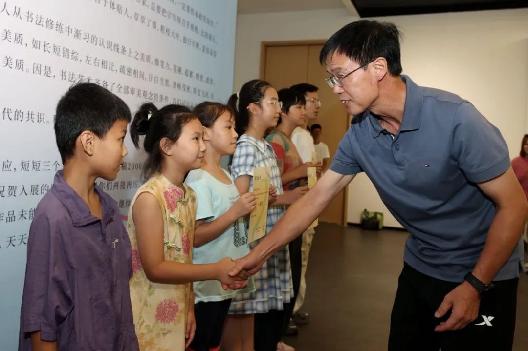 “笔开龙文·墨染华章”首届青少年汉字书写大会颁奖仪式暨优秀作品展在郑州天下收藏举行(图4)