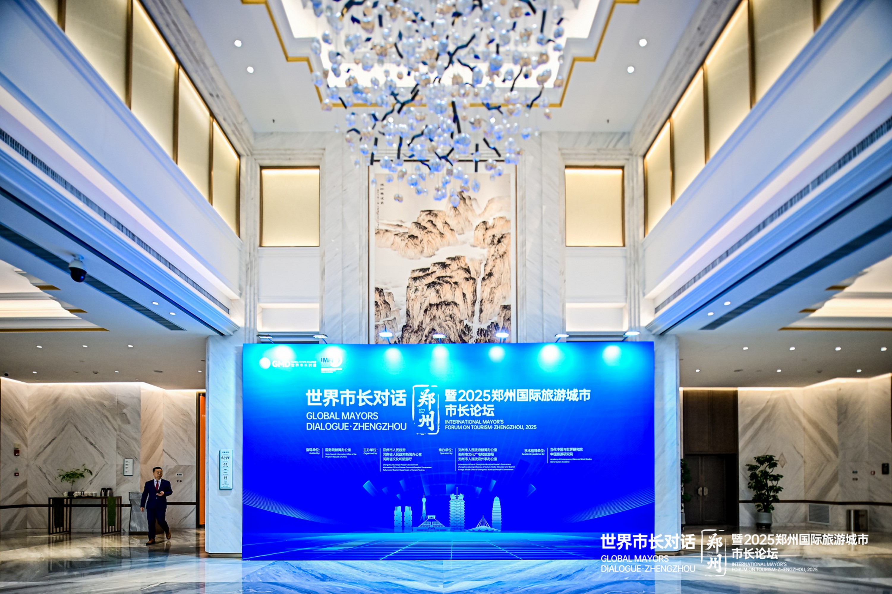 天下收藏携非遗市集出圈礼敬全球市长论坛，展中原非遗风华(图1)