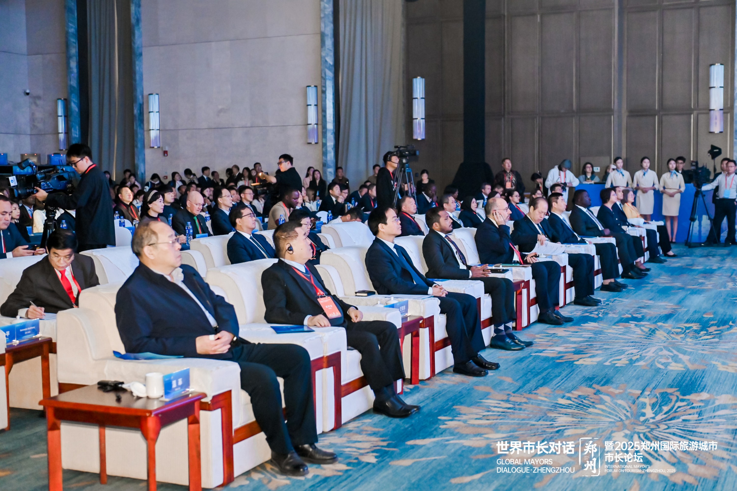 天下收藏携非遗市集出圈礼敬全球市长论坛，展中原非遗风华(图2)