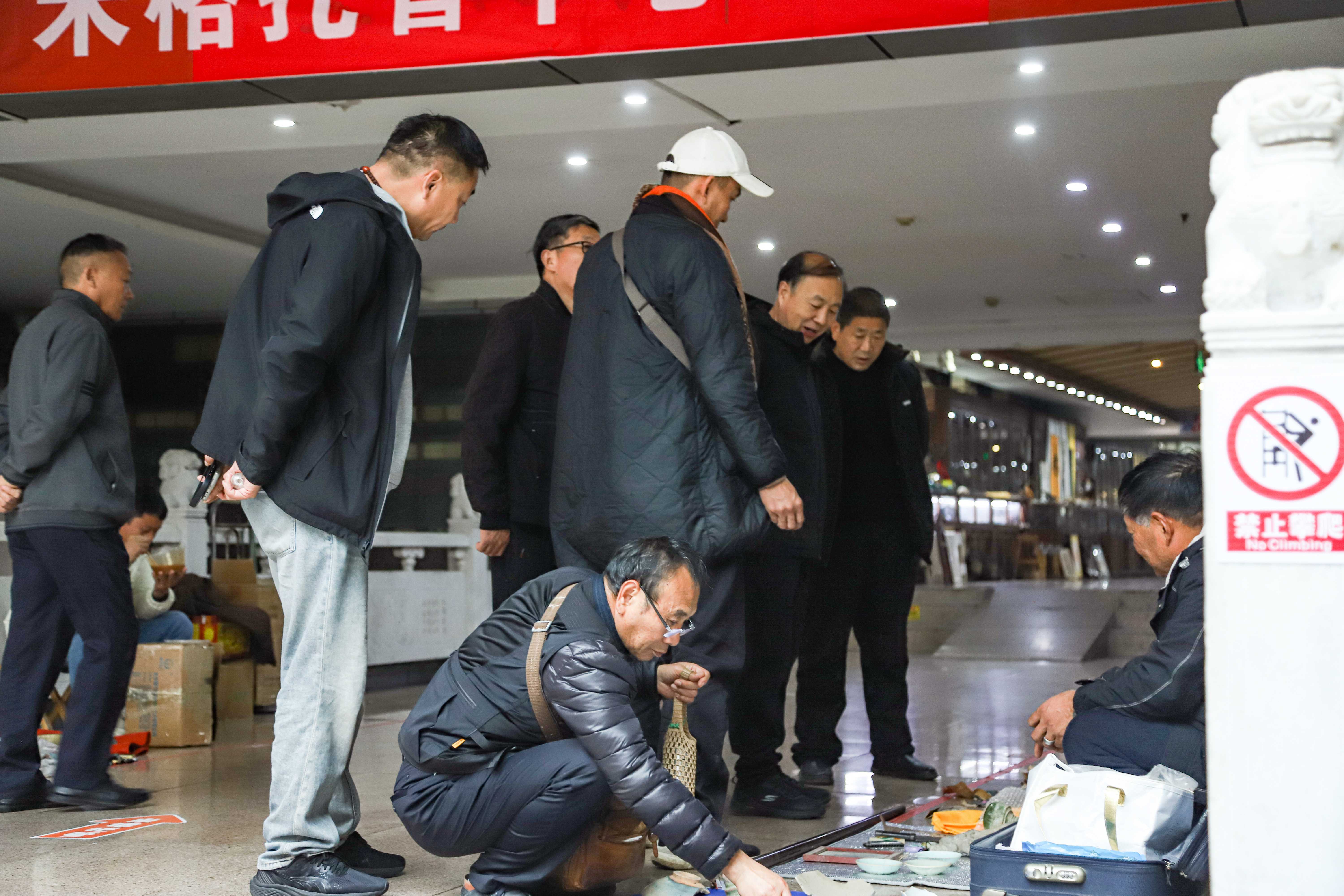 寻瓷春秋启幕倒计时！郑州天下收藏文化街，布展就绪，明日正会捡漏忙！(图2)