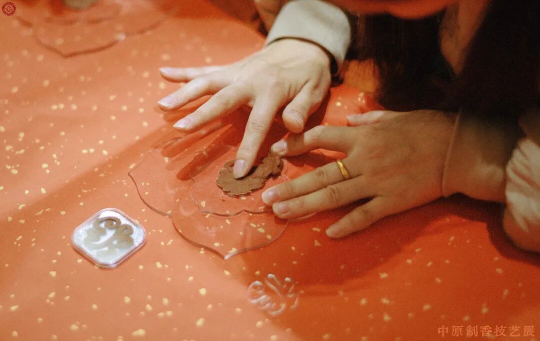 天下收藏•岁启新章｜“香飘中原”2026中原制香技艺展元旦在郑州天下收藏文化街开幕(图17)